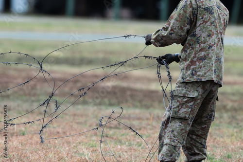 鉄条網を設置する軍人