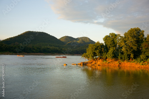 At sunset, in Luang Prabang (Laos), where the Mékong and the Nam Khan rivers meet.