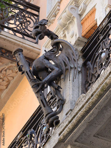 Sculpture sur une façade à Milan