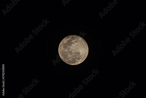 The astronomical phenomenon Supermoon perigee was visible in the sky of West Sumatra, Indonesia, Thursday (6/11/2025). 