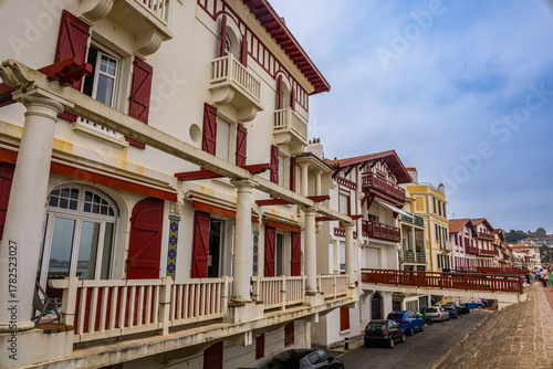 Fototapeta Naklejka Na Ścianę i Meble -  Dans les rues de Saint-Jean-de-Luz au pays Basque en France