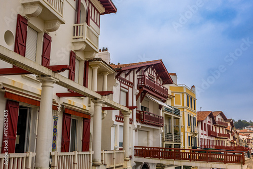 Fototapeta Naklejka Na Ścianę i Meble -  Dans les rues de Saint-Jean-de-Luz au pays Basque en France