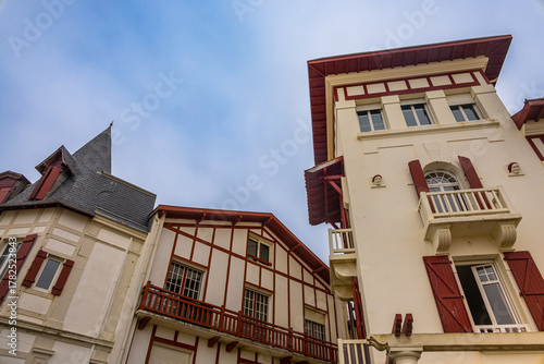 Fototapeta Naklejka Na Ścianę i Meble -  Dans les rues de Saint-Jean-de-Luz au pays Basque en France
