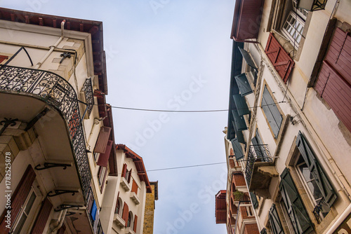 Fototapeta Naklejka Na Ścianę i Meble -  Dans les rues de Saint-Jean-de-Luz au pays Basque en France