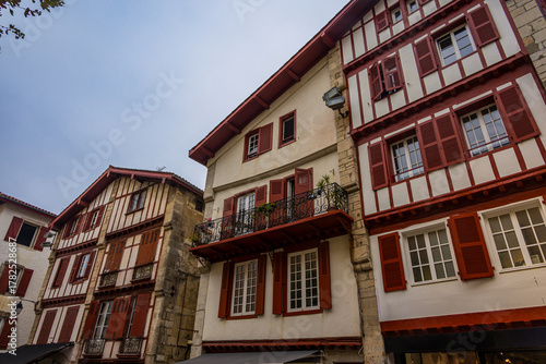 Fototapeta Naklejka Na Ścianę i Meble -  Dans les rues de Saint-Jean-de-Luz au pays Basque en France