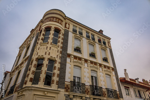 Fototapeta Naklejka Na Ścianę i Meble -  Dans les rues de Saint-Jean-de-Luz au pays Basque en France