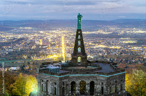 Der Blick geht in der Abendämmerung am Herkules vorbei nach Kassel 