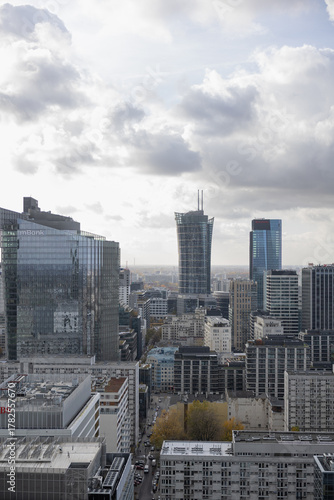 Nowoczesne centrum miasta z wysokimi wieżowcami