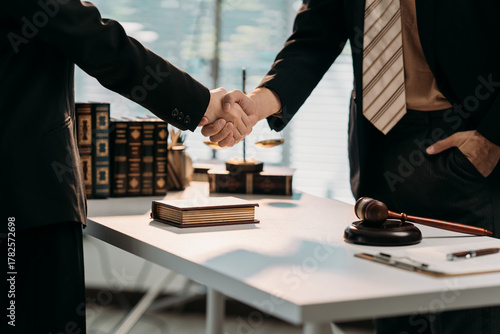 Carta da parati Legal Agreement: Handshake of agreement between two individuals, symbolizing the