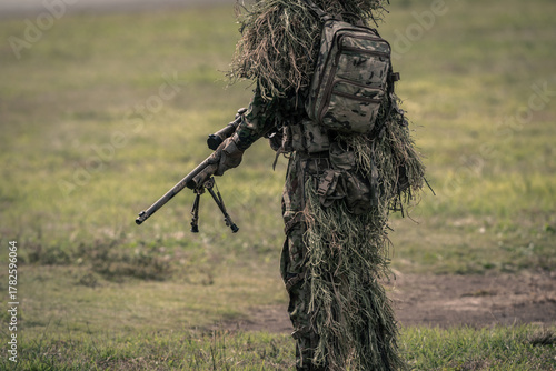 ギリースーツを着た狙撃手