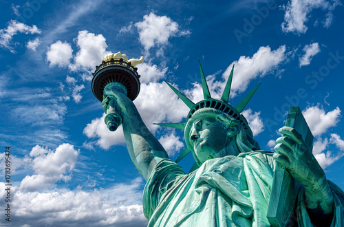 Historischen Farbaufnahme der Freiheitsstatue in New York in extremer Unteransicht bei sonnigem Wetter und aufgelockerter Bewölkung