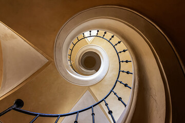 Fotobehang Trappen Wenteltrap van onder naar boven  © Cornel