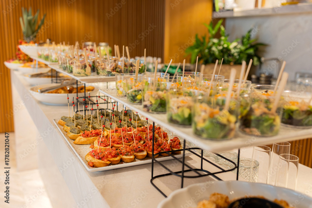 Foto Elegant buffet table with assorted appetizers and salads