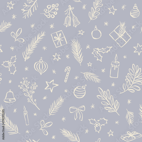 Patrón sin costuras navideño. Fondo de navidad con ilustraciones minimalistas. Estampa de superficie con dibujos a mano de adornos navideños en fondo celeste.