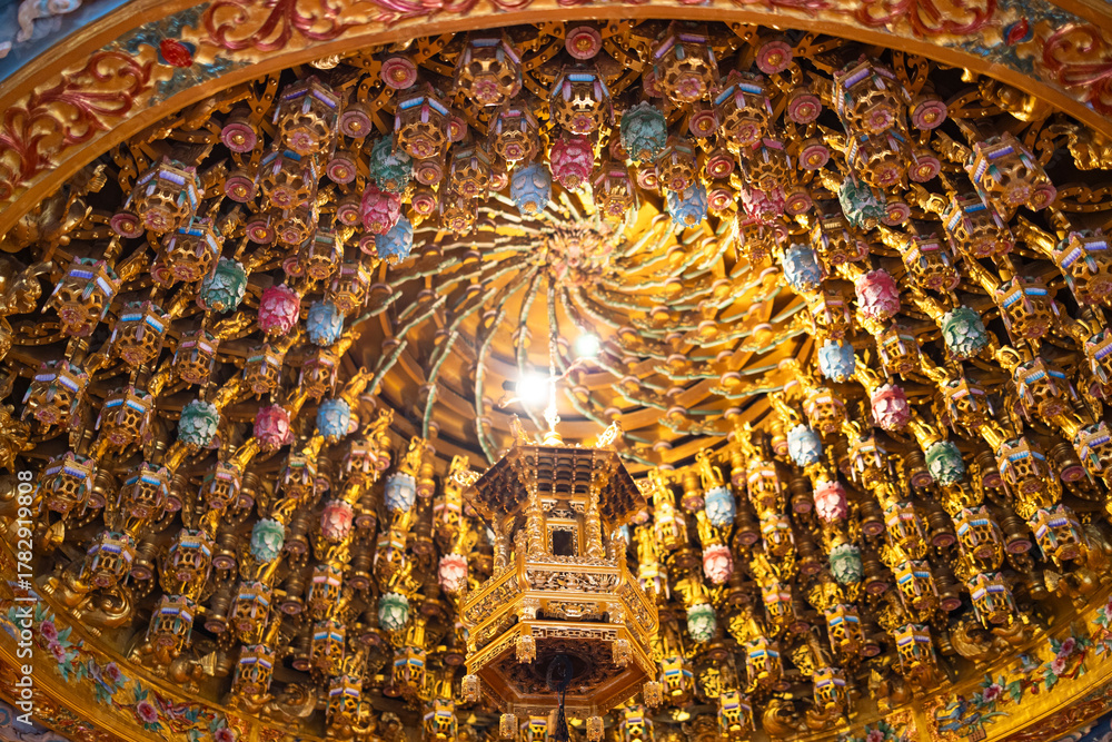 Obraz premium the ornate and complex ceiling structure known as the Caisson Ceiling (Zǎojǐng) in a traditional Asian temple