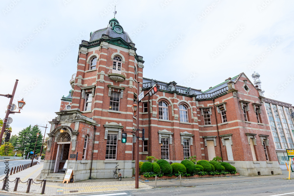 Fototapeta premium 秋の岩手銀行赤レンガ館 岩手県盛岡市 Iwate Bank Red Brick Building in autumn. Iwate Pref, Morioka City.
