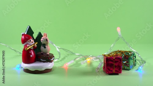 クリスマスの置物とイルミネーションでクリスマスのイメージ動画