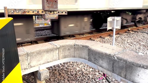 踏切を通過する通勤電車の車輪部分