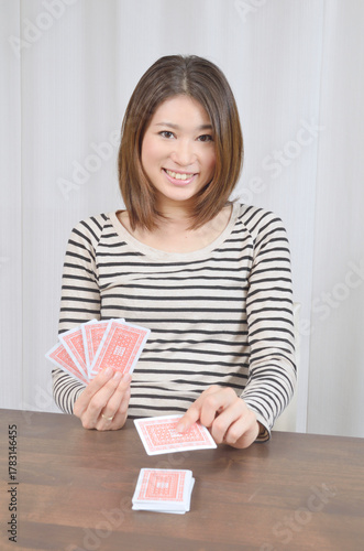 トランプで遊ぶ若い日本人女性