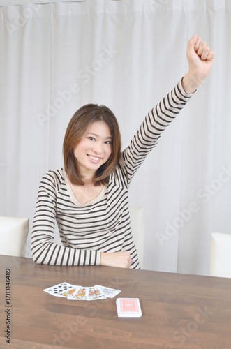 トランプで遊ぶ若い日本人女性
