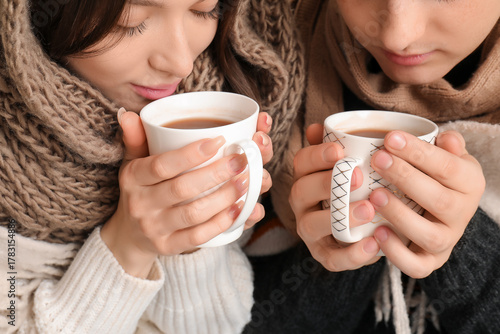 Frozen young couple drinkin...