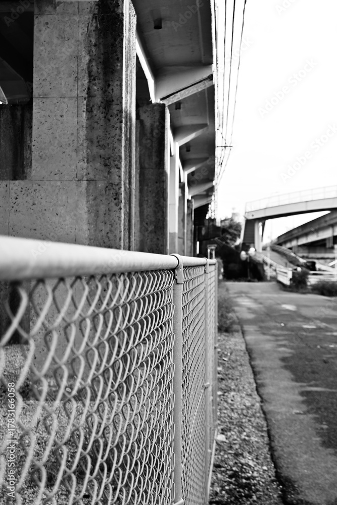 Fototapeta premium フェンスが切り取る高架下の直線