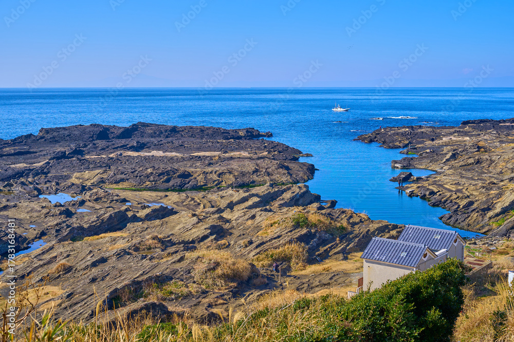 Obraz premium 神奈川県三浦市三崎町城ヶ島西端にある長津呂崎方面を見る