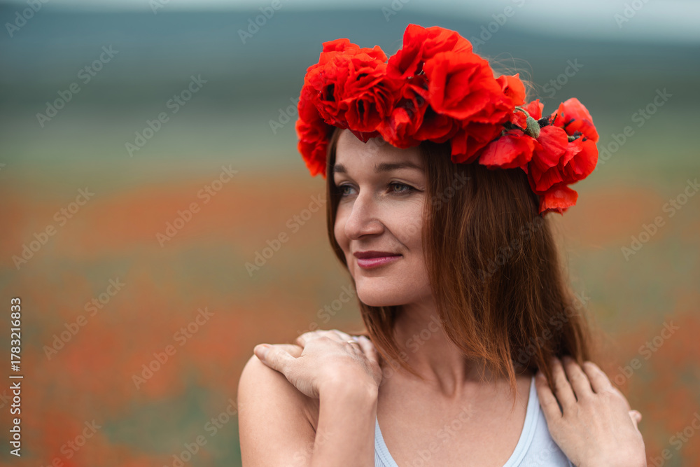 Naklejka premium Woman poppy wreath portrait beautiful woman wearing red flowers in blooming field copy space