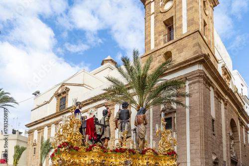 Behang Holy Week processions in Cadiz in front of its cathedral in Cadiz, Spain