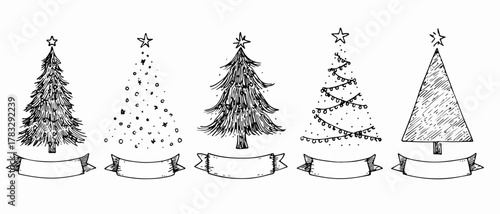Ensemble de cinq arbres de Noël dessinés à la main avec des bannières vierges, style vintage