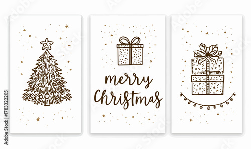 Set von drei handgezeichneten Weihnachtskarten mit Tannenbaum, Geschenken und Spruch in Braun.