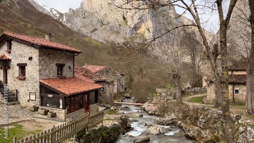 Panorámica de Bulnes con el pico de montaña detrás, Asturias