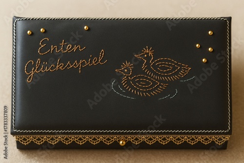 Edle Geschenkbox mit Stickerei – Enten-Glücksspiel