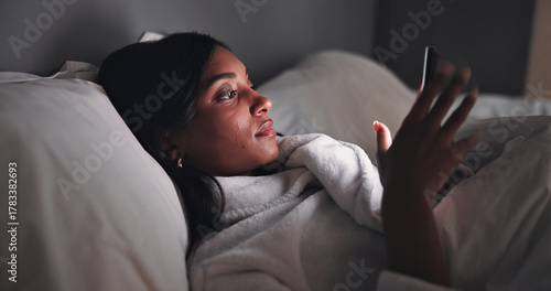 Billede på lærred Streaming, night or woman in bed with phone, online reading or video browse on social media