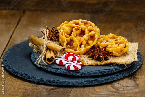 Cartellate al miele con cannella e anice stellato