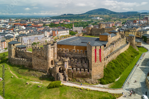 Cuadro en lienzo Aerial view of the historic Templar Castle in Ponferrada, Spain