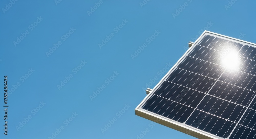 Obraz premium A solar panel gleams in the sunlight against a clear blue sky a symbol of clean energy and a bright future