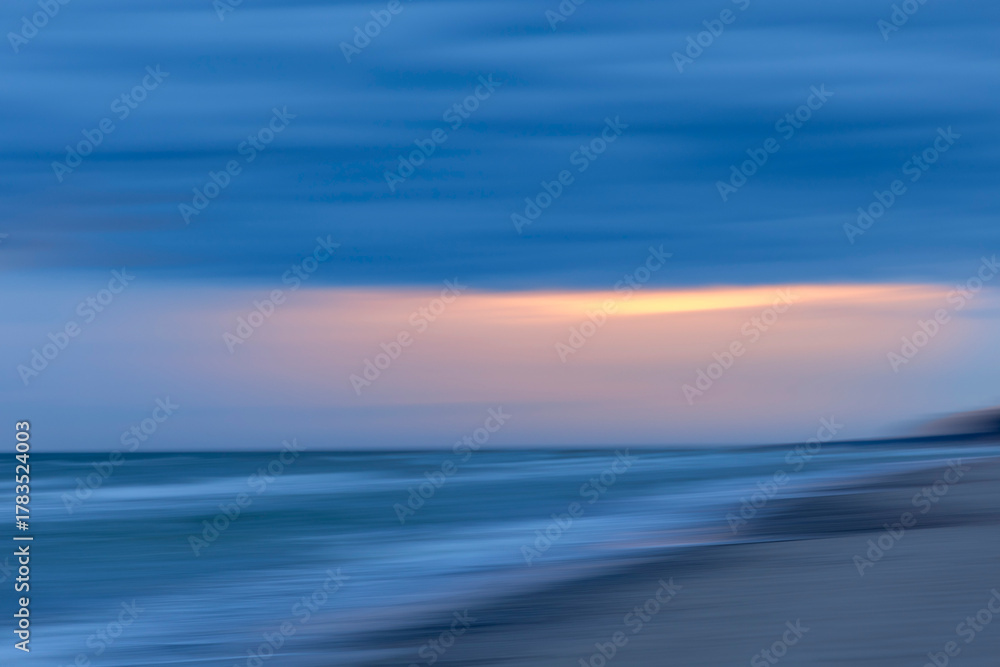 Obraz premium An early morning scenery before sunrise at the beach of Baltic Sea. Summer morning in Latvia, Europe.