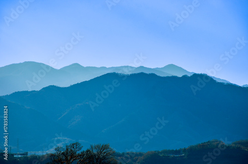 青々とした山、モヤがかかっている