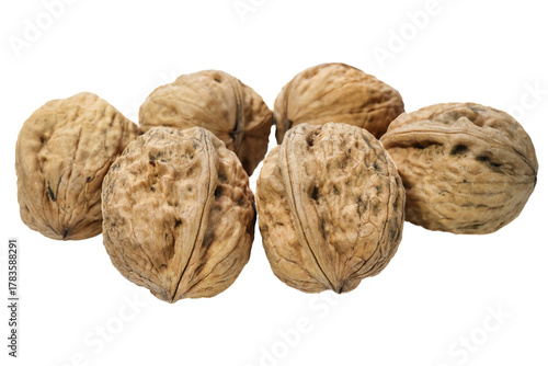 Une poignée de noix en gros plan isolé