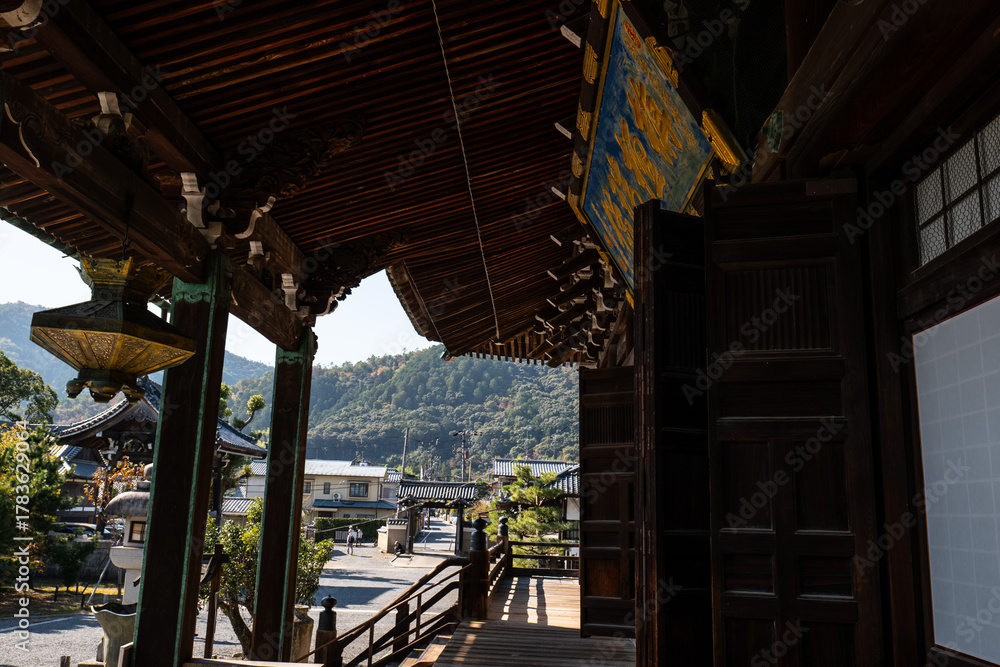 Obraz premium 日本、京都、清涼寺、紅葉、秋、絶景、寺院、文化財、木造建築、古代建築、日本文化、歷史名勝、文化財、木、綠色、青空、写真素材