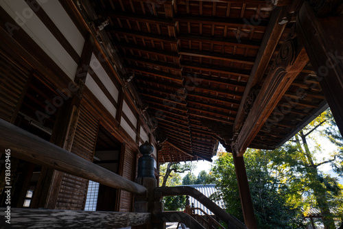 日本、京都、清涼寺、紅葉、秋、絶景、寺院、文化財、木造建築、古代建築、日本文化、歷史名勝、文化財、木、綠色、青空、写真素材