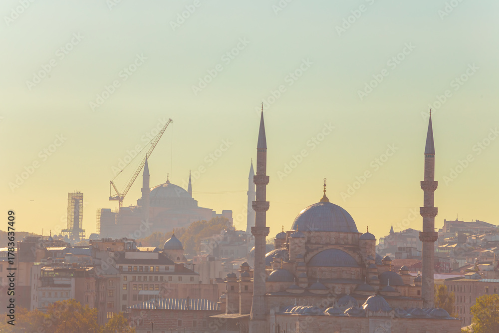 Obraz premium The New Valide Sultan Mosque and the Hagia Sophia Mosque in the background. Dawn over the Golden Horn.