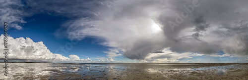 Traumhafte Wolkenstimmung über der Nordsee als Panoramaaufnahme