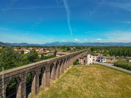 Historic Nottolini Aqueduct near Lucca, Tuscany, Italy — Aerial View of Ancient Arches and Countryside