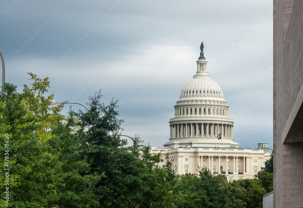 Naklejka premium World famous United States Capitol Building under an overcast sky
