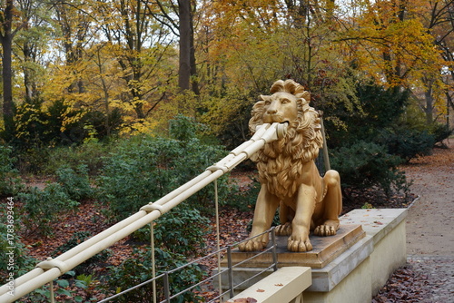Teilaufnahme der Löwenbrücke im Großen Tiergarten in Berlin