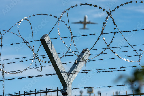 Hamburg, Deutschland, 20.9.2025 - Stacheldraht und Natodraht-Absperrung vor Flugzeug beim Start am Hamburger Flughafen