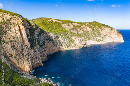 Foto Aerial View of Cala d'Albarca (Cala Aubarca) and its Natural Stone Bridge in the