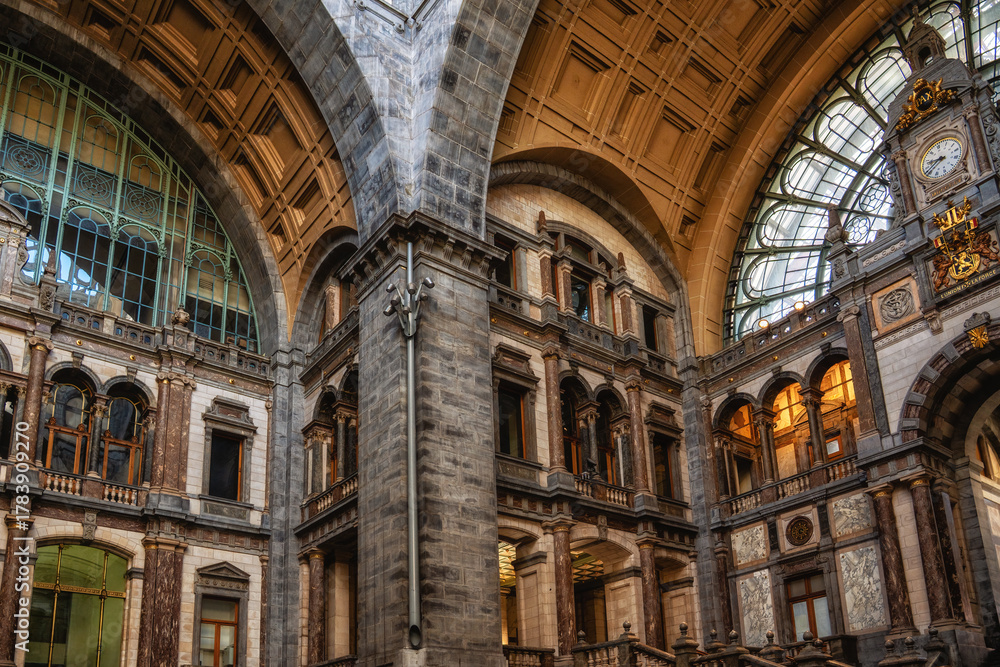 Obraz premium The old beautiful railway station in Antwerpen, Belgium